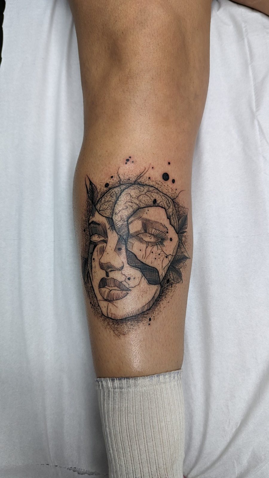 Tatuaje blackwork abstracto realizado por Croma Ballinoti en Cáceres