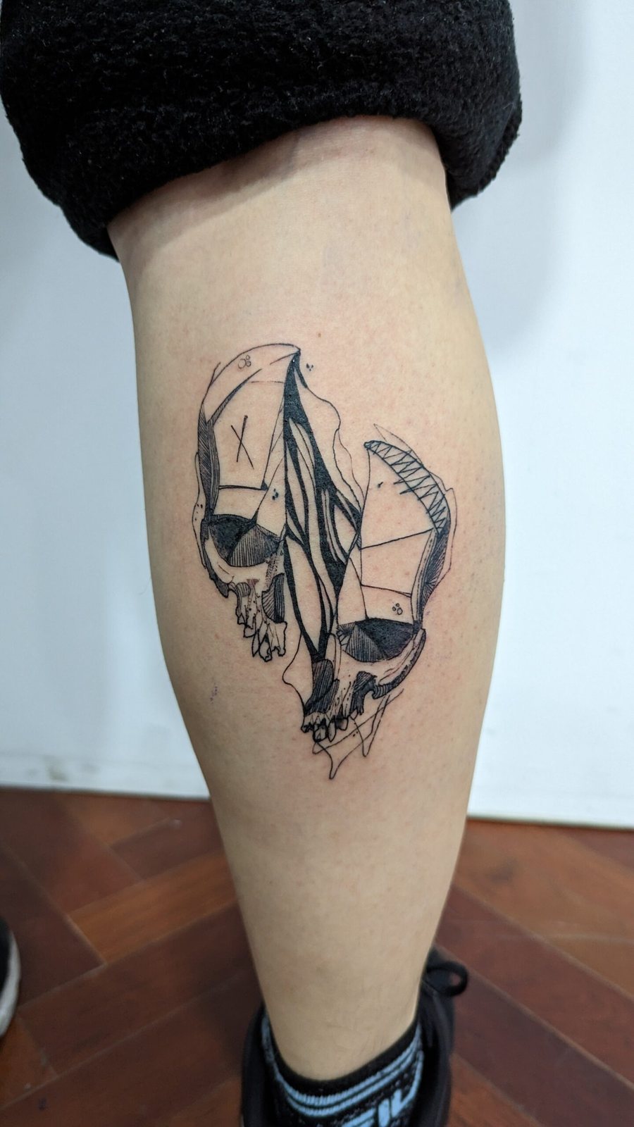 Tatuaje blackwork de calaveras abstractas realizado por Estudio Artcore