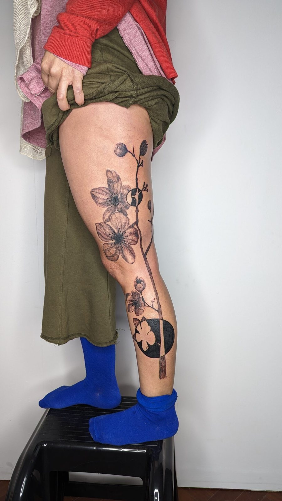 Tatuaje floral en pierna realizado por Croma Ballinoti
