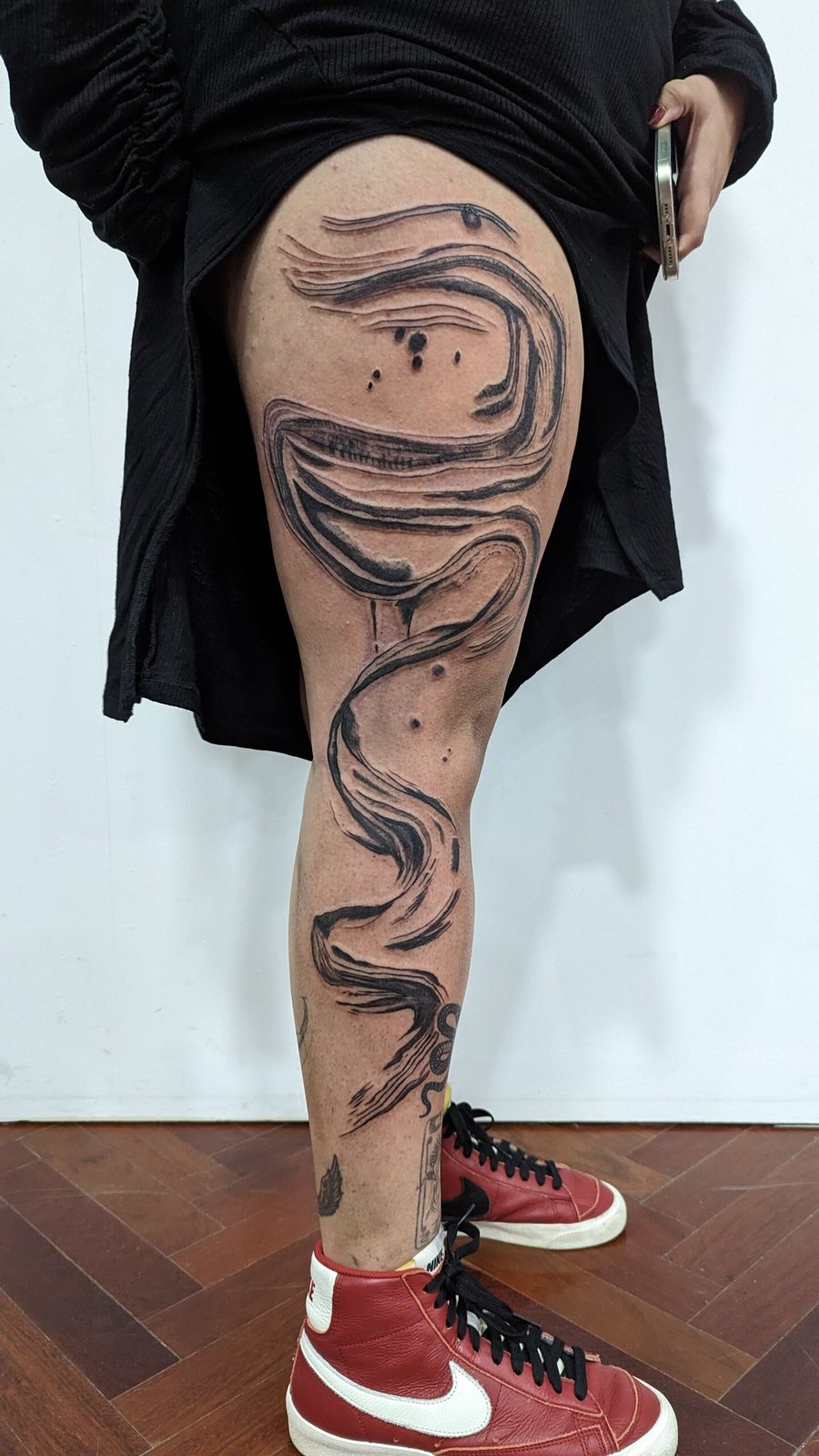 Tatuaje abstracto de trazo orgánico realizado por Estudio Artcore